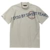 SY32 by SWEET YEARS　メンズ ロゴデザイン エンブレムプリント 半袖 モックネックシャツ SYG-23S37　2023年モデル ベージュ（013）