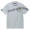 SY32 by SWEET YEARS　メンズ ロゴデザイン エンブレムプリント 半袖 モックネックシャツ SYG-23S37　2023年モデル グレー（003）