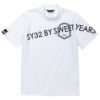 SY32 by SWEET YEARS　メンズ ロゴデザイン エンブレムプリント 半袖 モックネックシャツ SYG-23S37　2023年モデル ホワイト（002）