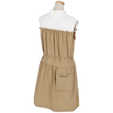 アルチビオ archivio　レディース ロゴワッペン レイヤード風 ノースリーブ ギャザーワンピース A451412　2025年モデル ベージュ 詳細1