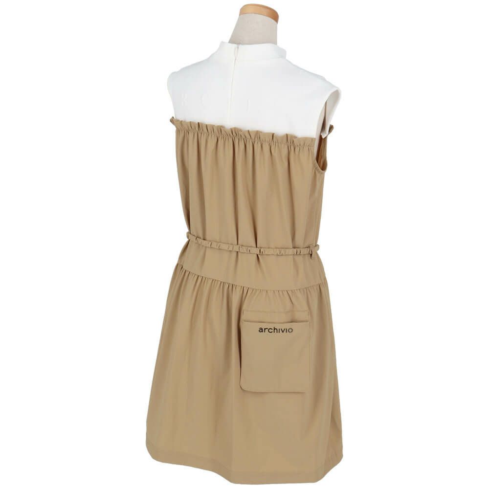アルチビオ archivio　レディース ロゴワッペン レイヤード風 ノースリーブ ギャザーワンピース A451412　2025年モデル ベージュ 詳細1