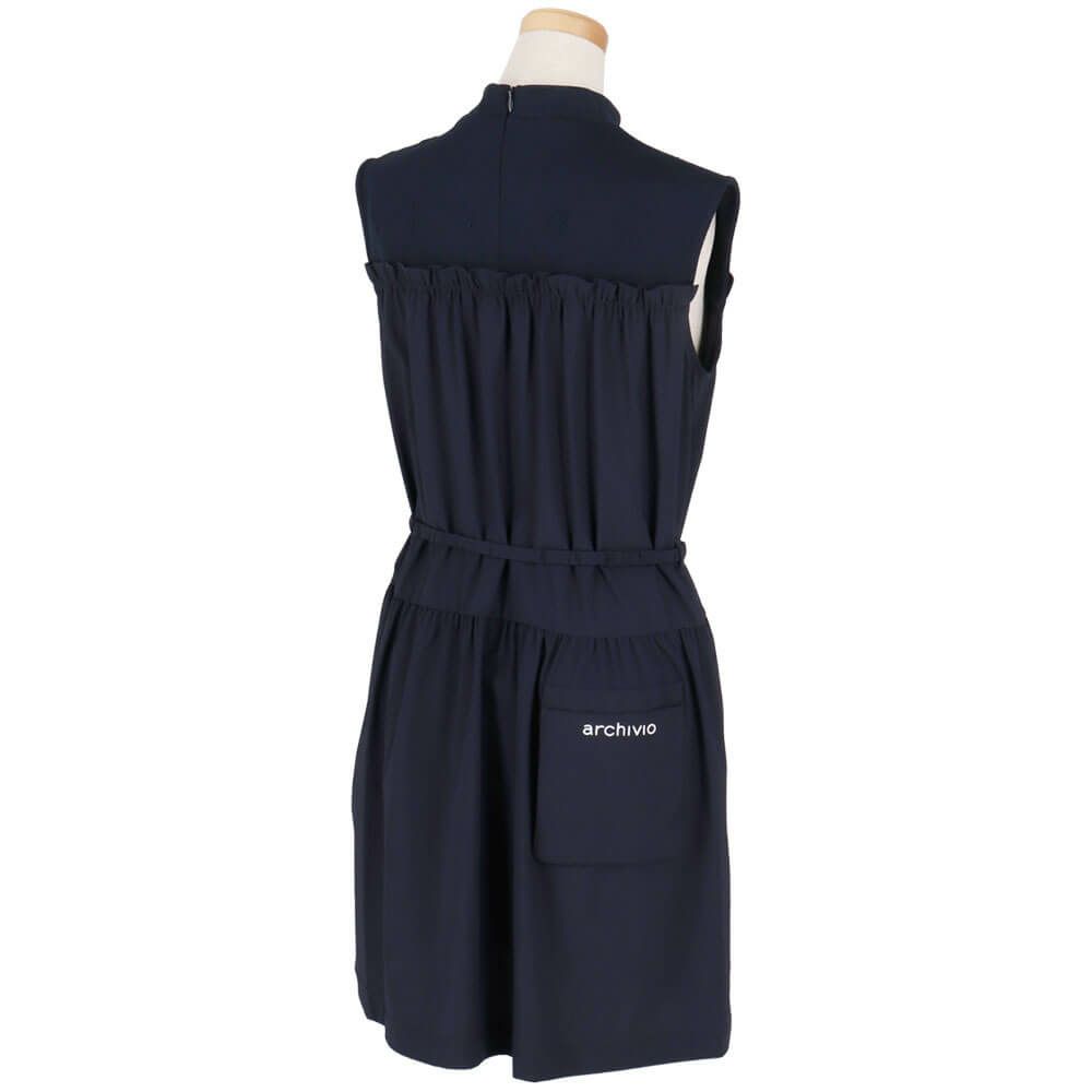 アルチビオ archivio　レディース ロゴワッペン レイヤード風 ノースリーブ ギャザーワンピース A451412　2025年モデル ネイビー 詳細1