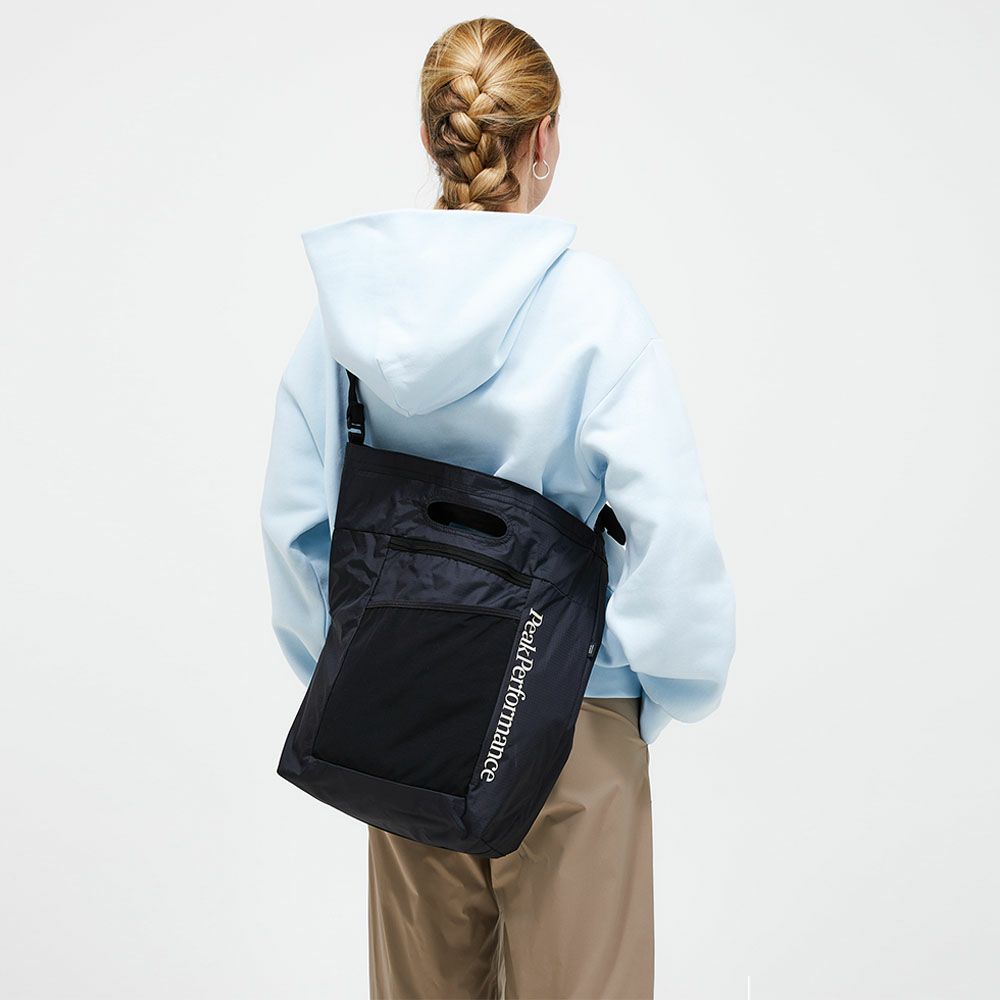 ピークパフォーマンス PEAK PERFORMANCE　Street Shopper ストリートショッパー BLACK　バッグ 2025 詳細6