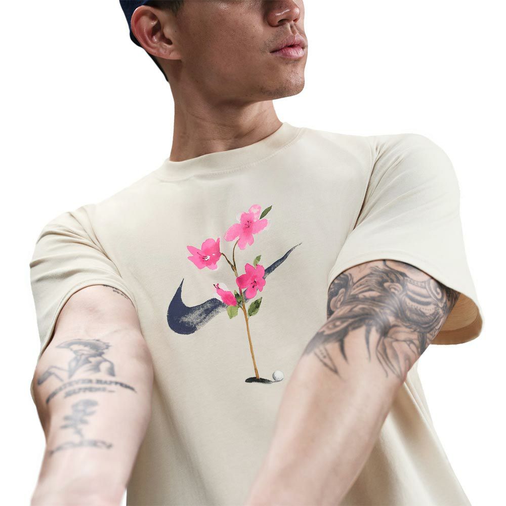 ナイキ NIKE　メンズ バックプリント ドロップショルダー 半袖 Tシャツ HJ3477 104 ライトオールウッドブラウン　2025年モデル 詳細4