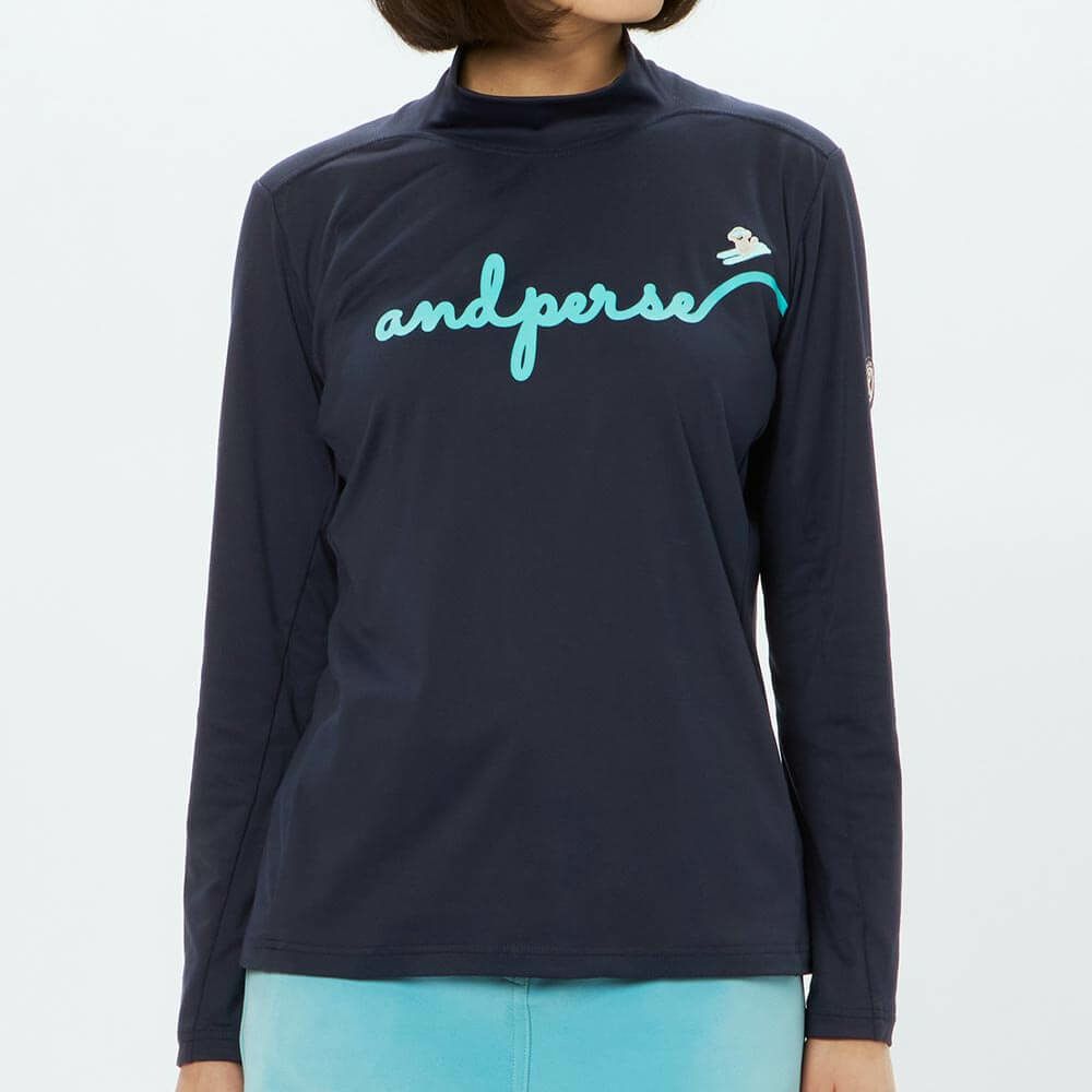 アンパスィ and per se　レディース ストレッチ ロゴプリント 長袖 モックネック シャツ AFF9225W2　2025年モデル 画像2(ALT)