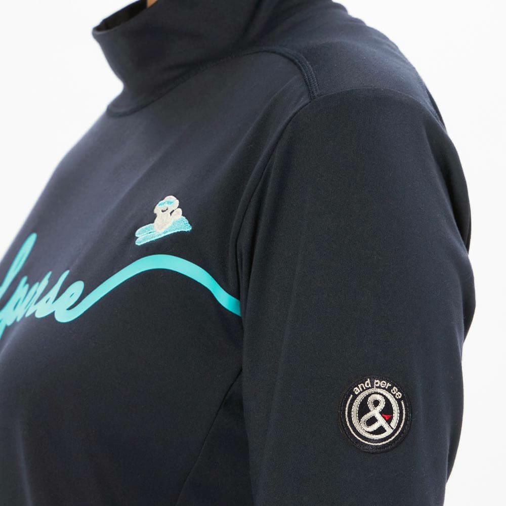 アンパスィ and per se　レディース ストレッチ ロゴプリント 長袖 モックネック シャツ AFF9225W2　2025年モデル 画像2(ALT)