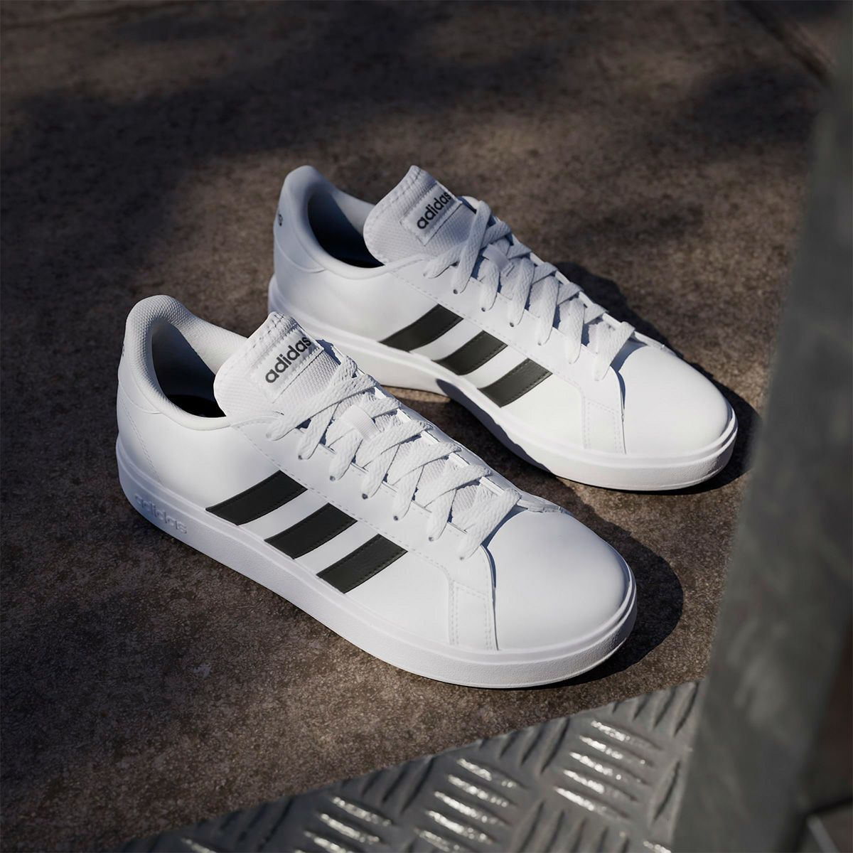 アディダス adidas　ジュニア カジュアル シューズＫＩＤＳ グランドコート ライフスタイル テニス レースアップ / GrandCourt Lifestyle Tennis Lace-Up フットウェアホワイト/マットシルバー/マットシルバー GW6506  詳細11