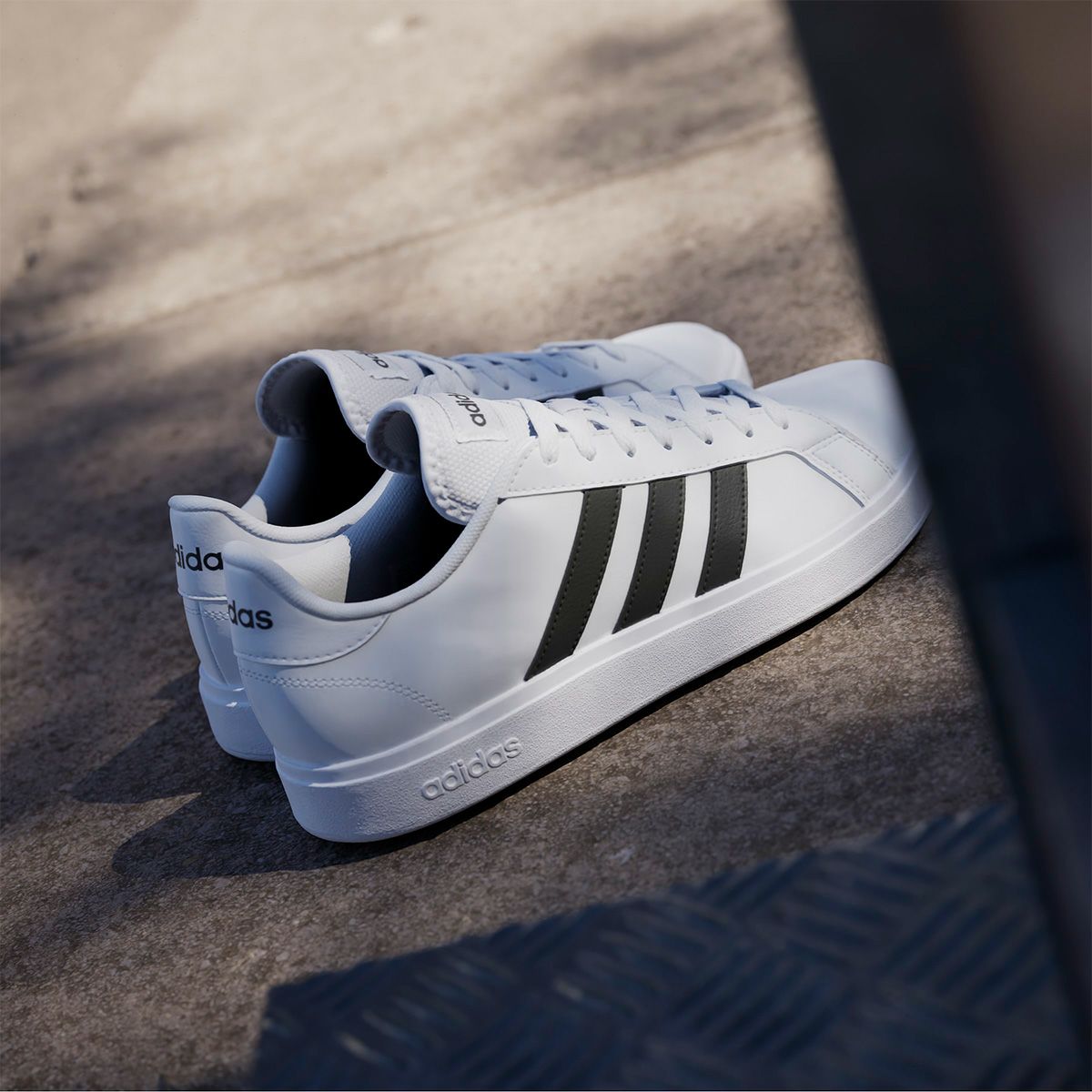 アディダス adidas　ジュニア カジュアル シューズＫＩＤＳ グランドコート ライフスタイル テニス レースアップ / GrandCourt Lifestyle Tennis Lace-Up フットウェアホワイト/マットシルバー/マットシルバー GW6506  詳細12