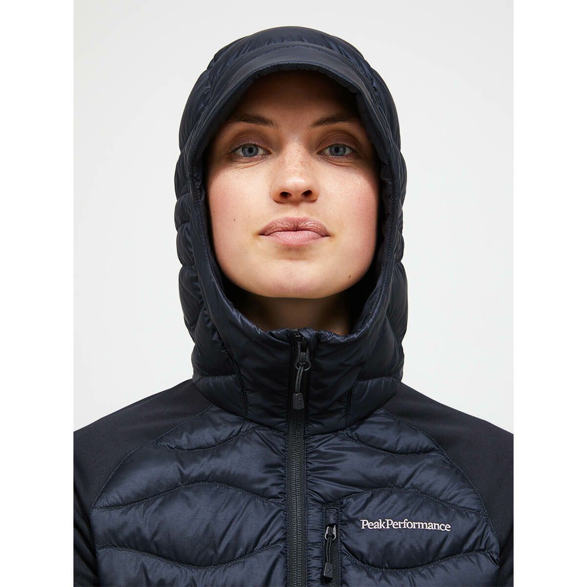 ピークパフォーマンス PEAK PERFORMANCE　スキーウェア インナー ウーマンズヘリウムダウンハイブリットフーディー W Helium Down Hybrid Hood G79840 2025-2026 詳細6