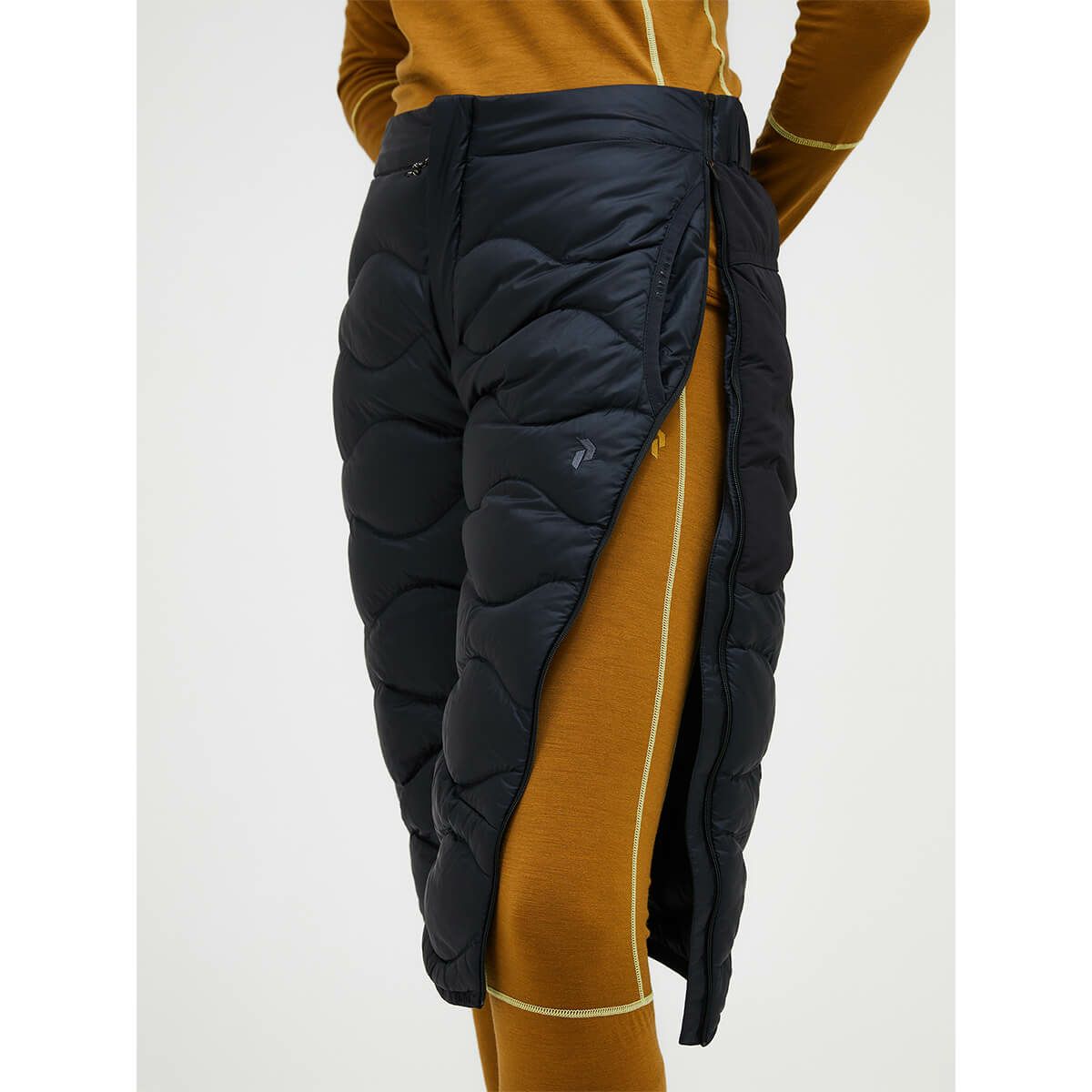 ピークパフォーマンス PEAK PERFORMANCE　スキーウェア インナー ウーマンズヘリウムダウンショーツ W Helium Down Shorts G80450 2025-2026 詳細6