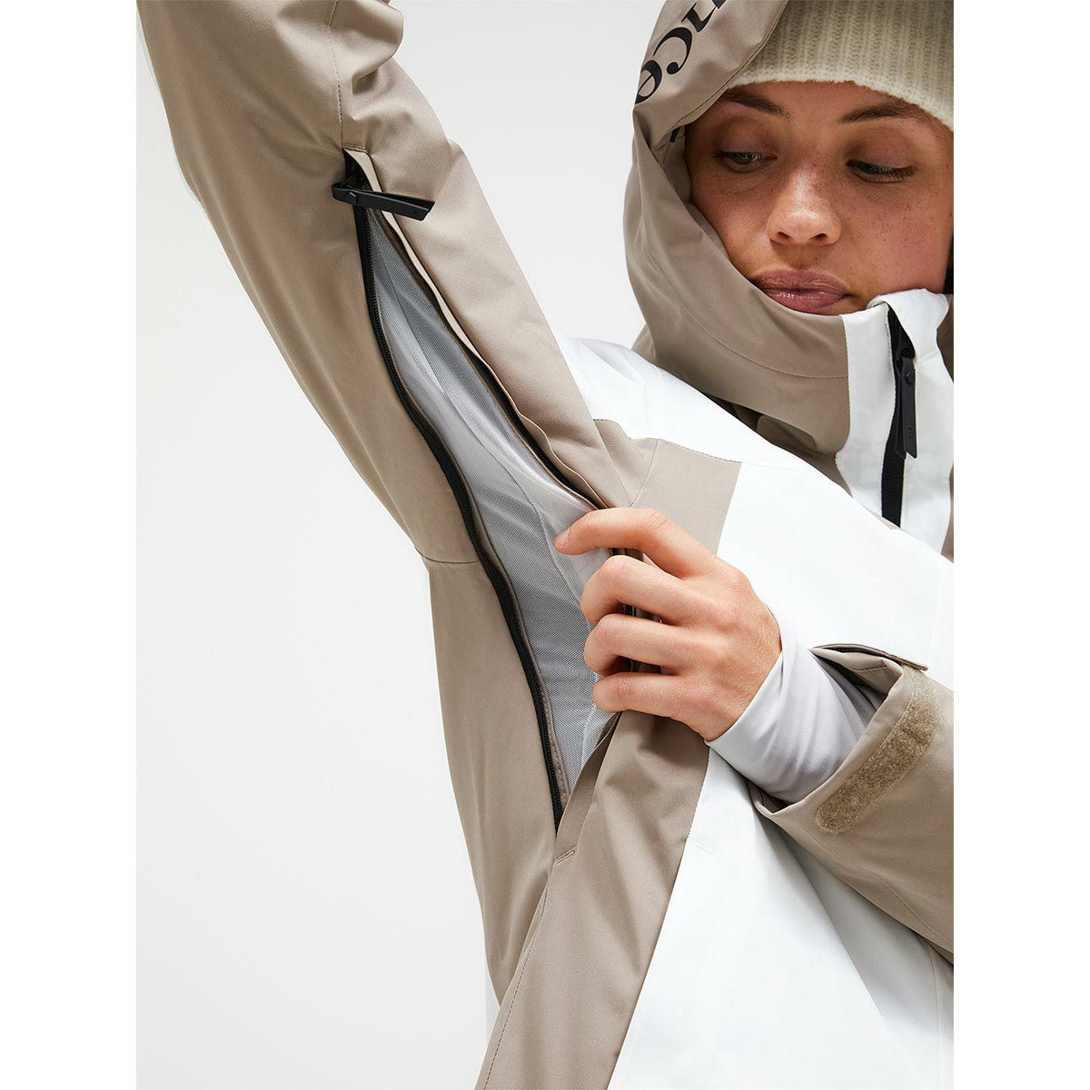 ピークパフォーマンス PEAK PERFORMANCE　スキー スノーボードウェア ジャケット W Rider Tech Insulated Jacket G79822 2024-2025 OFFWHITE 詳細4